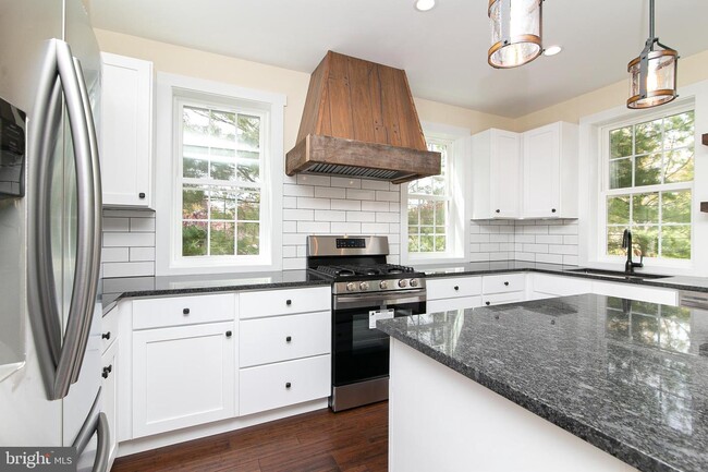 Building Photo - 601 Cinnaminson St