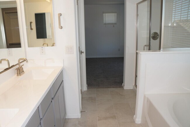 Foto del edificio - 3809 N 100th Dr