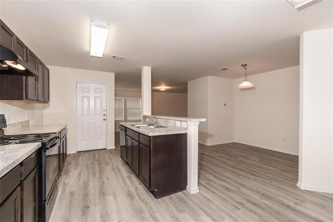 Building Photo - 4003 Silver Ranch Rd