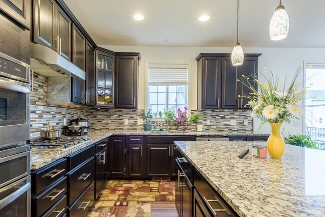 Building Photo - Rare 5 bed home in the heart of apple vall...