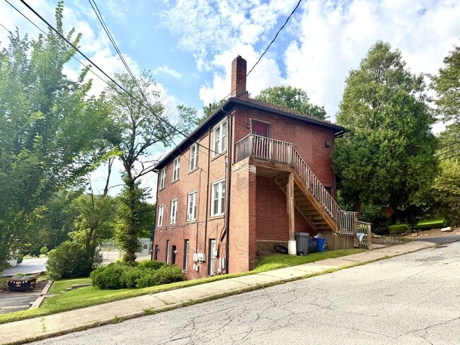 Building Photo - 207 Newport Rd