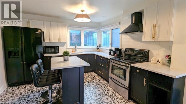 Building Photo - 18 Mountain St