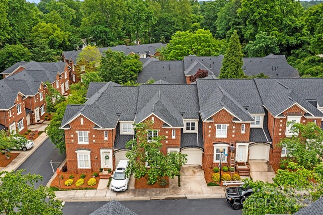 Foto del edificio - 1192 Hampton Gardens Ln