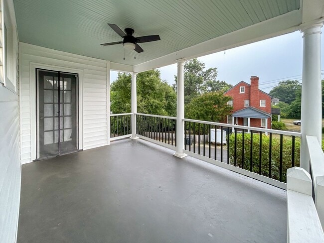 Building Photo - Beautifully Updated 3-Bedroom, 2-Bathroom ...