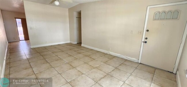 Foto del edificio - 7822 Pembroke Rd