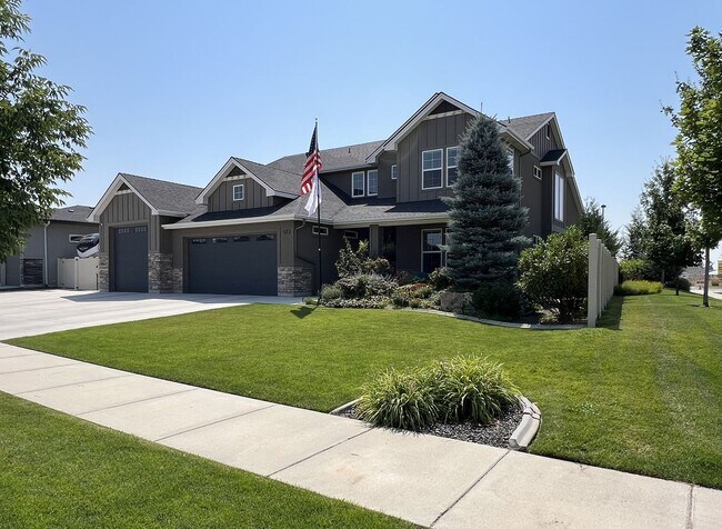 Building Photo - Beautiful custom built home with 4 bed 3.5...