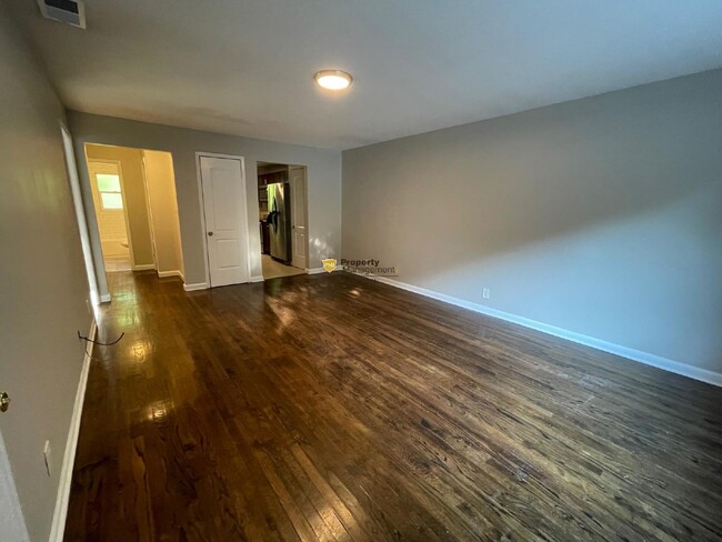 Building Photo - Modern 2 Bed Apartment with Spacious Layou...