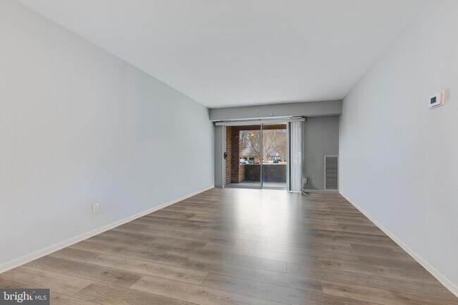 Foto del edificio - 5808 Cove Landing Rd