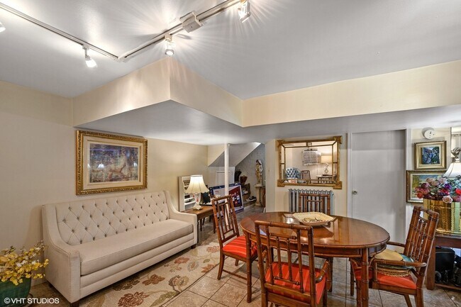 Building Photo - 2220 W 37th St