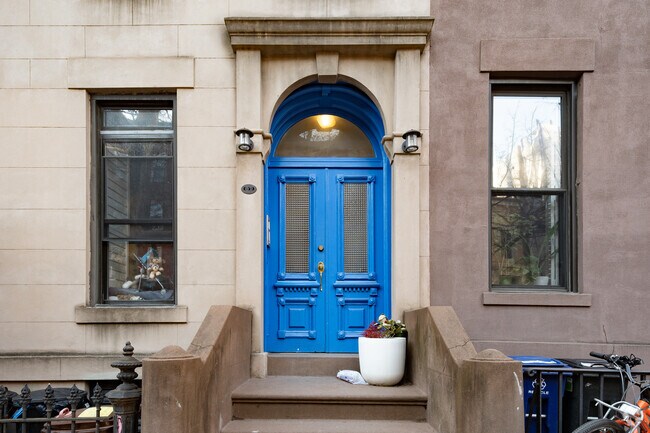 Building Photo - 659 Carroll St