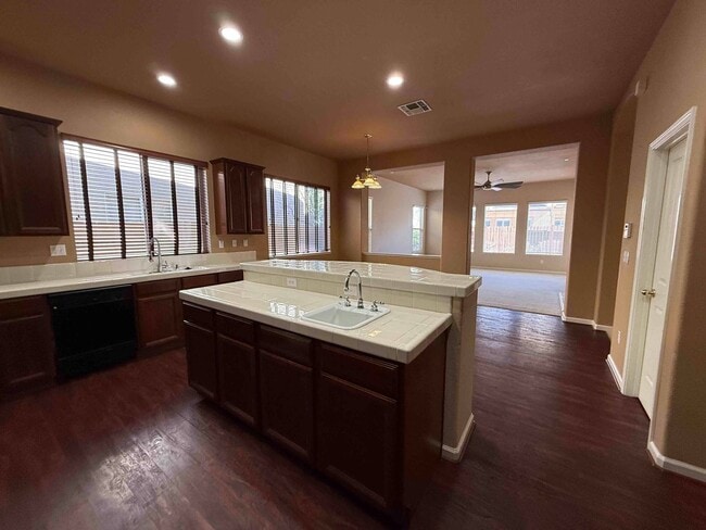 Building Photo - Absolutely Gorgeous Home in Gated Rosevill...