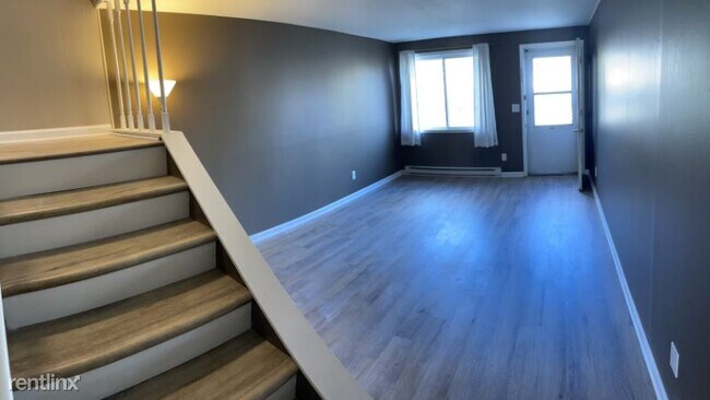 Building Photo - 2 br, 1 bath Townhome - 508 W. Washington
