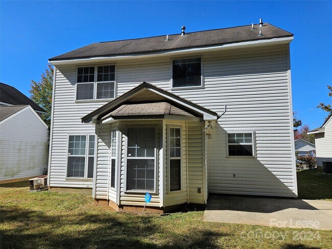 Building Photo - 3020 Fairglen Rd