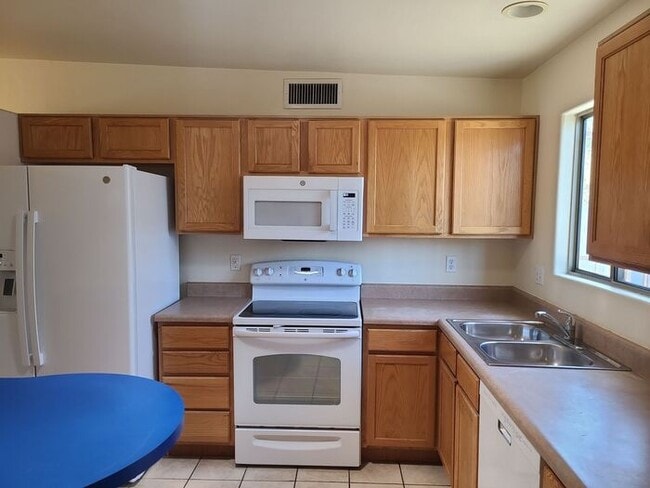 Building Photo - Beautiful 3 bedroom 2 bathroom with washer...