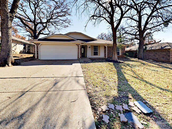 Building Photo - 2110 Reverchon Dr