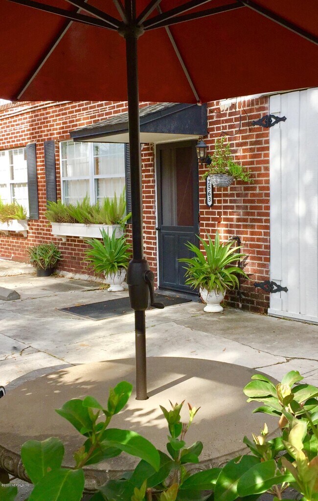 Foto del edificio - 2561 Dellwood Ave