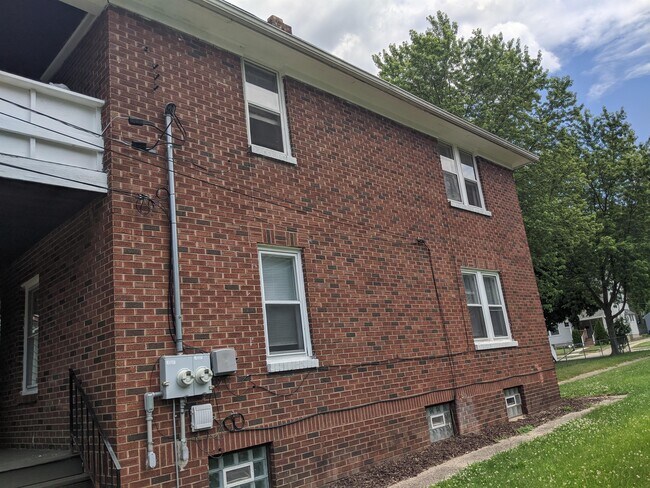 Building Photo - 638 N Winnebago St