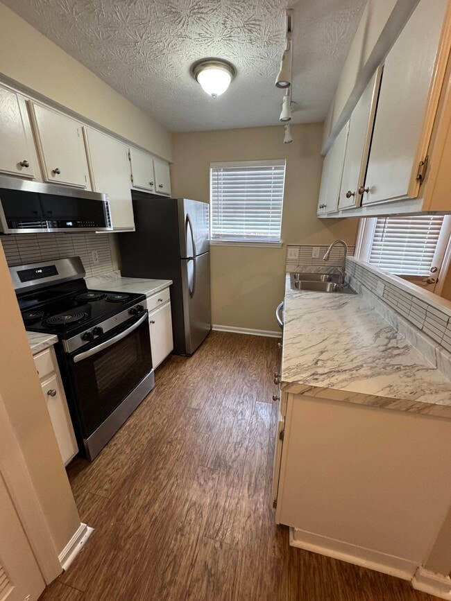 Building Photo - 109 Thistle Ln