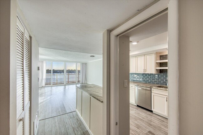 Front Entrance - 500 Treasure Island Cswy
