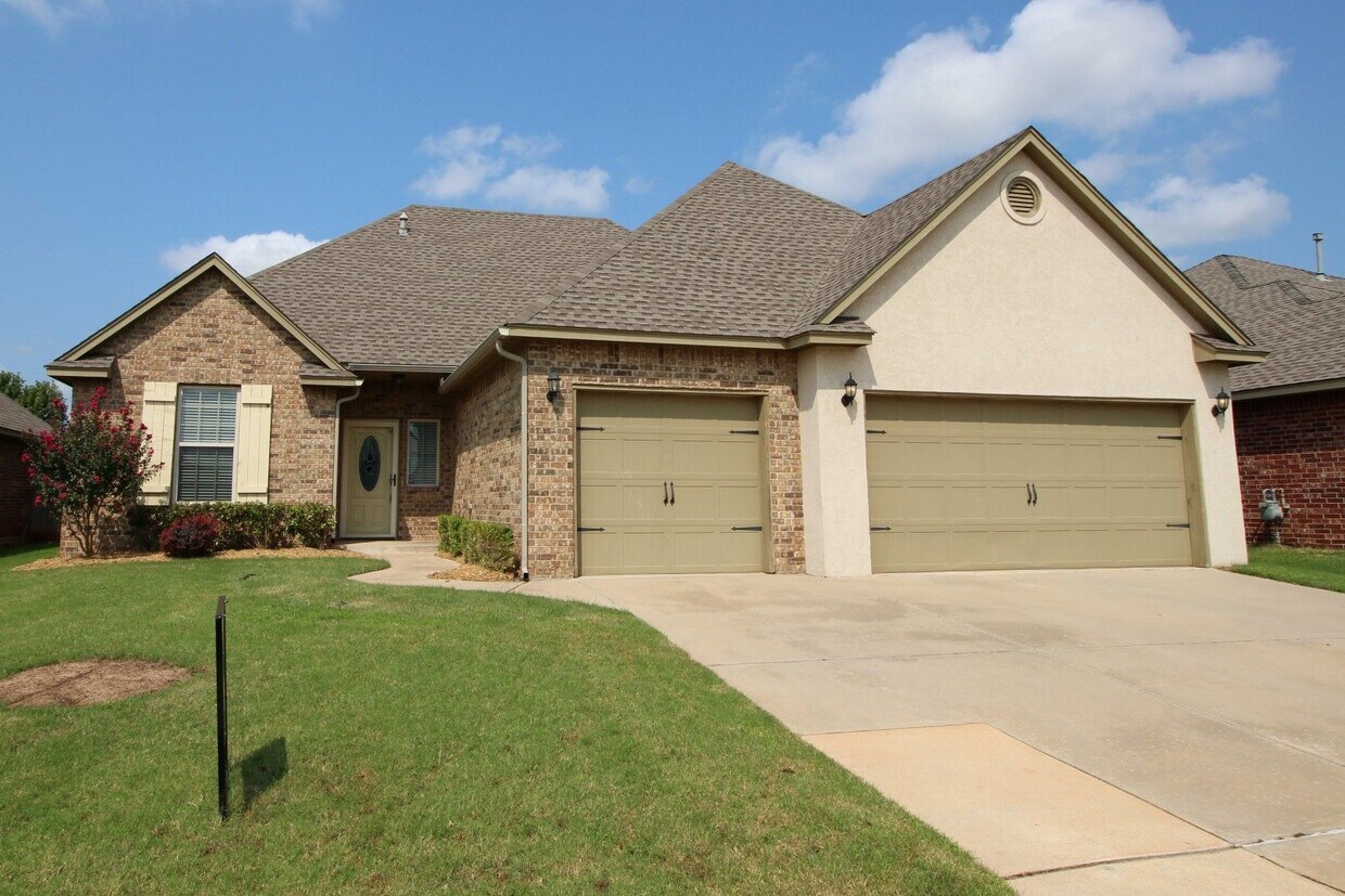 Foto principal - Wonderful 3 bed + bonus, 2.5 bath, & 3 car...