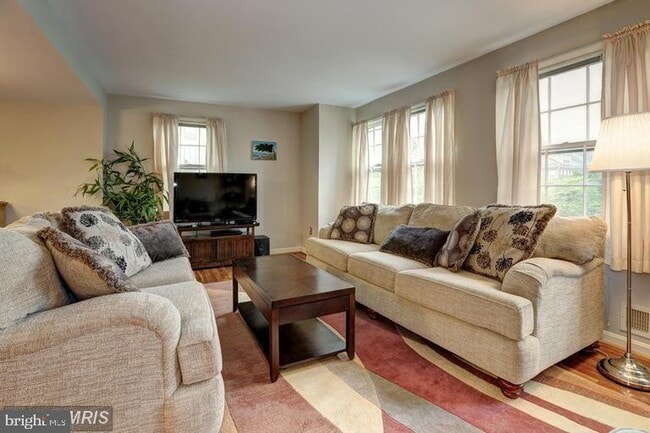 Building Photo - 3898 University Dr