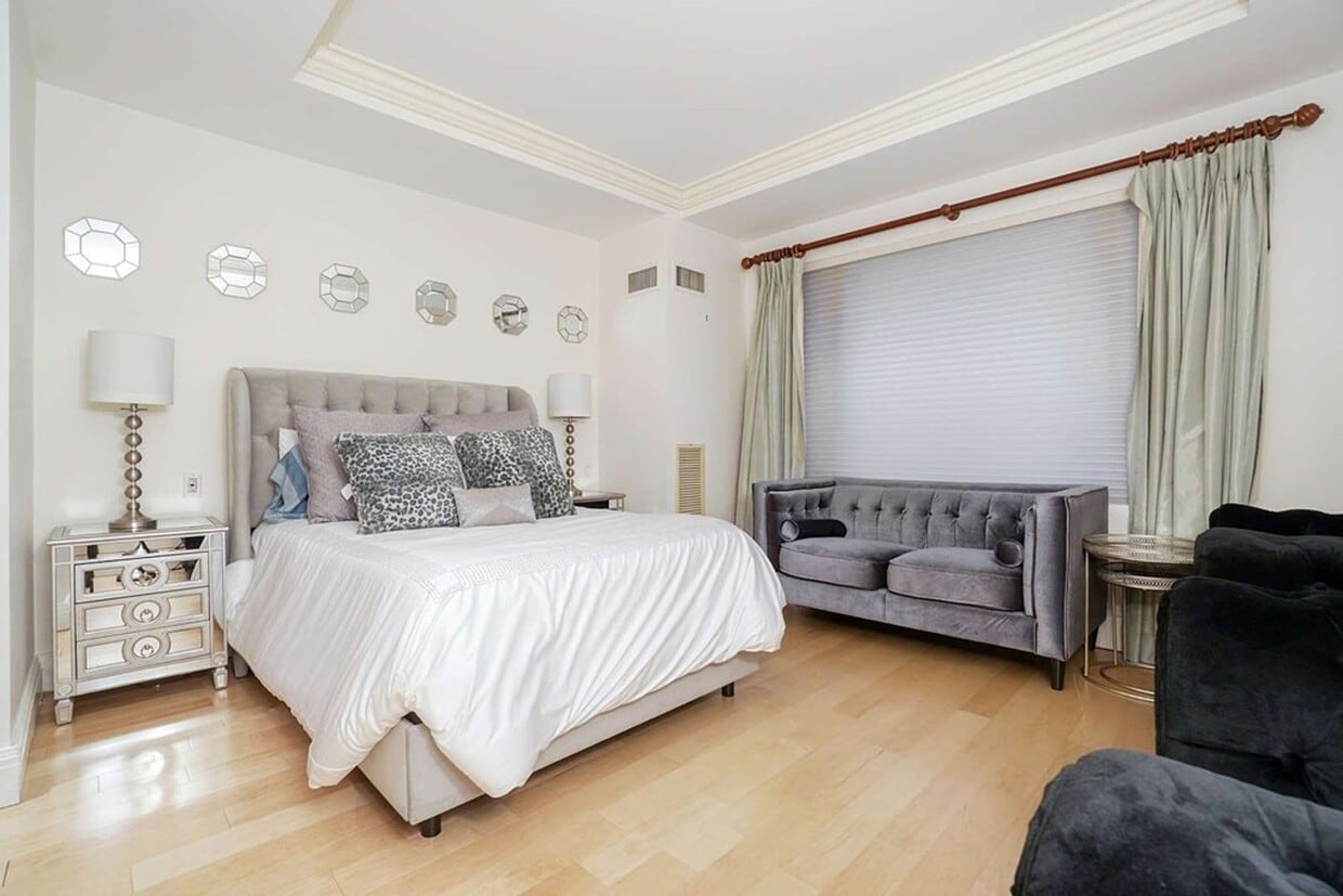 Elegant Back Bay Living in Full-Service La... - Elegant Back Bay Living in Full-Service La...