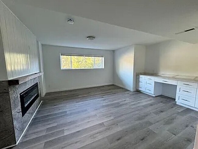 Foto del edificio - 5 bed 4 bath home in somerset available 9/1