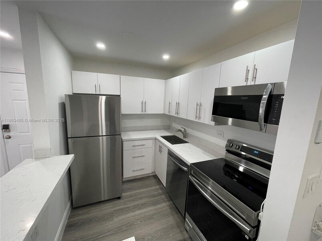 Foto principal - 7012 NW 179th St