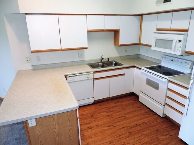 Foto del edificio - $1,150 | 2 Bedroom, 1 Bathroom 3rd Floor Condo | Pet Friendly* | Available for May 1st, 2025 Move...