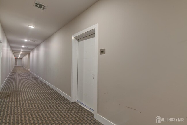 Building Photo - 722 Lorhan Dr