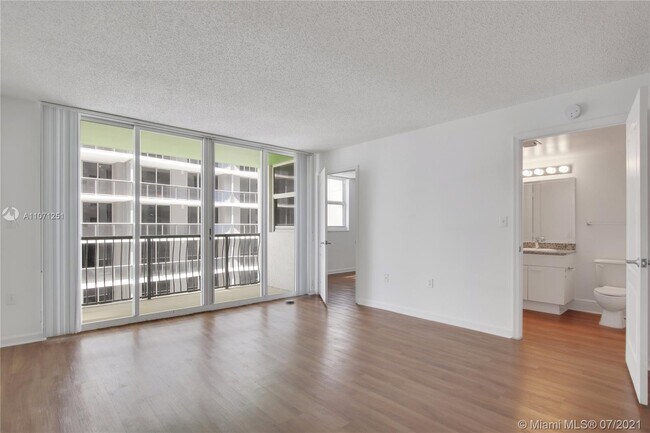 Building Photo - 1756 Bayshore Dr
