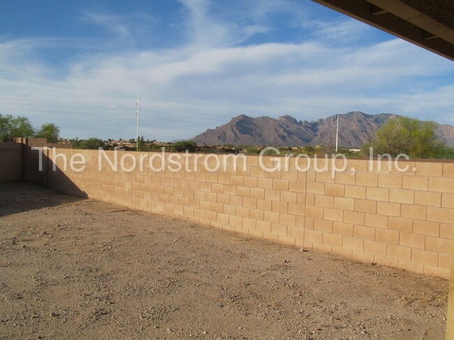 Building Photo - 2360 W Rau River Rd
