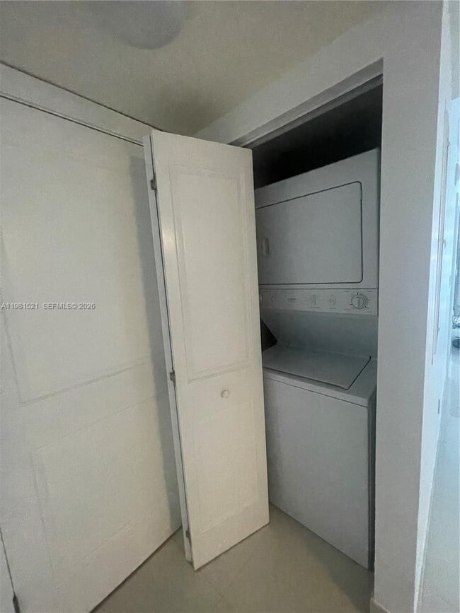 Building Photo - 1800 N Bayshore Dr