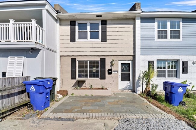 Building Photo - 4 BR, 2 BATH townhouse in downtown Charleston, SC.
