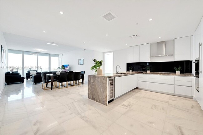 Building Photo - 700 NE 26th Terrace