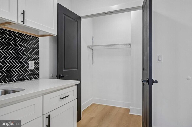 Foto del edificio - 1911 W Hunting Park Ave