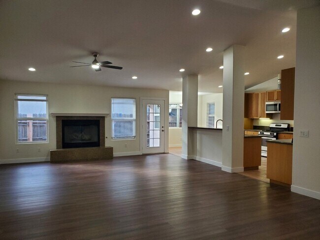 Foto del edificio - Remodeled modern 5 BR 3 full BA detached s...