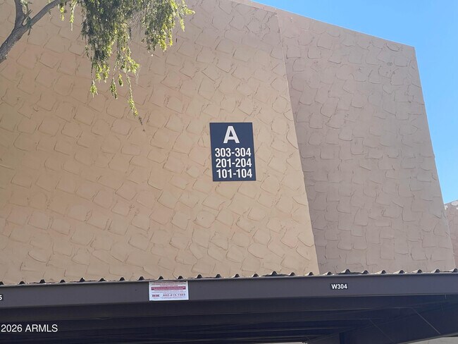 Foto del edificio - 8055 E Thomas Rd