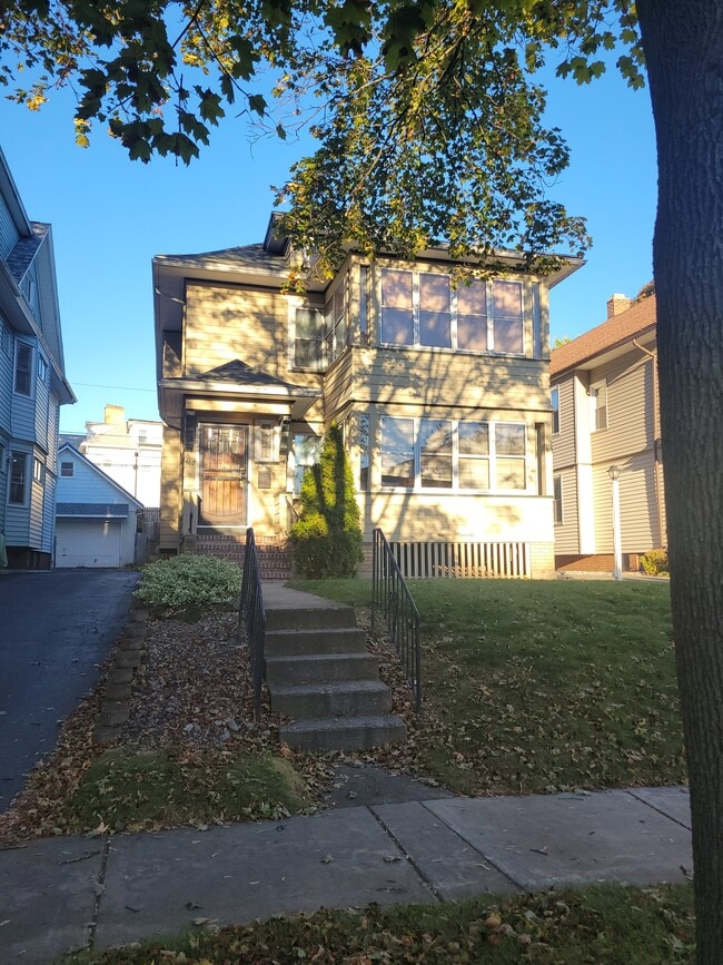 Front entrance - 467 Maplewood Ave