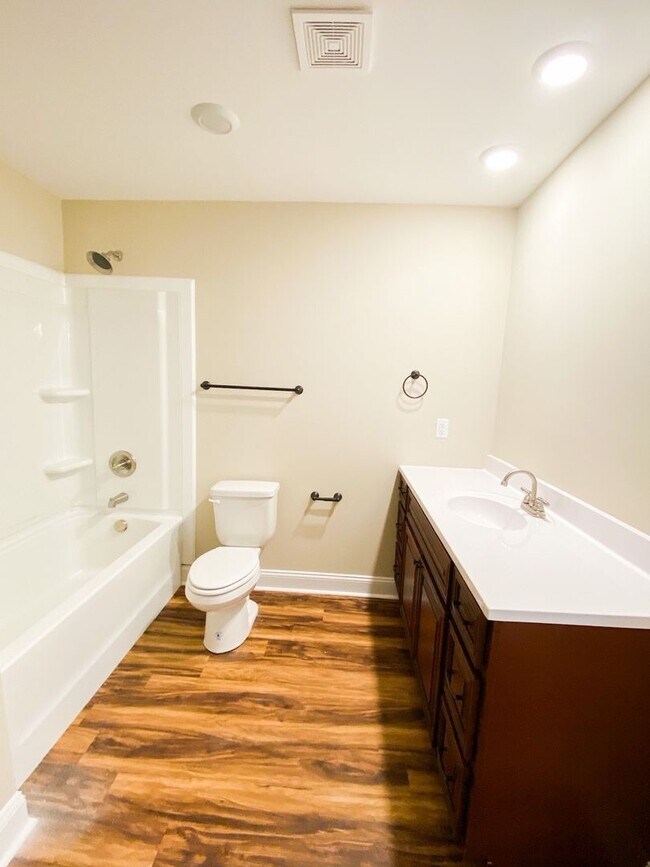 Foto del edificio - 102 Meadow Ln