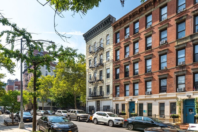 Building Photo - 320 W 17th St