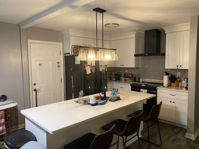 Building Photo - ***Tucked away 3 bed 2 bath Brick ranch ne...