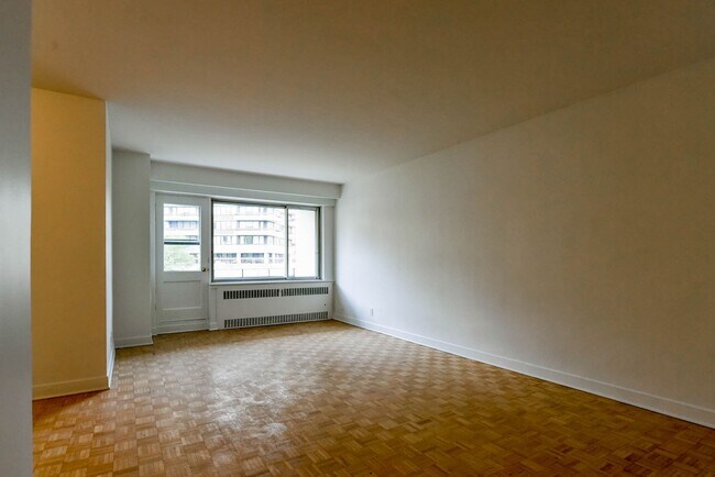 Building Photo - 3555 Chem. de la Côte-des-Neiges