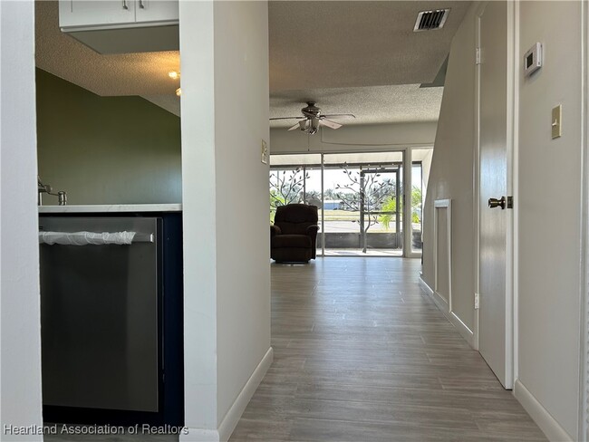 Building Photo - 2016 Lakeview Dr