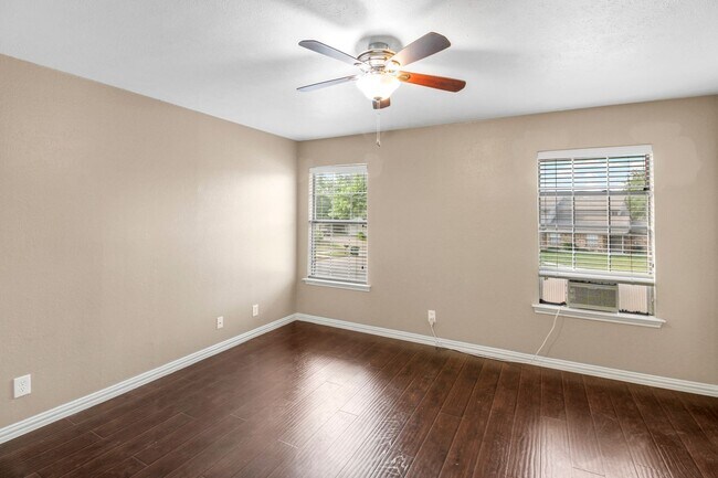 Foto del edificio - 2425 Lakeview Cir