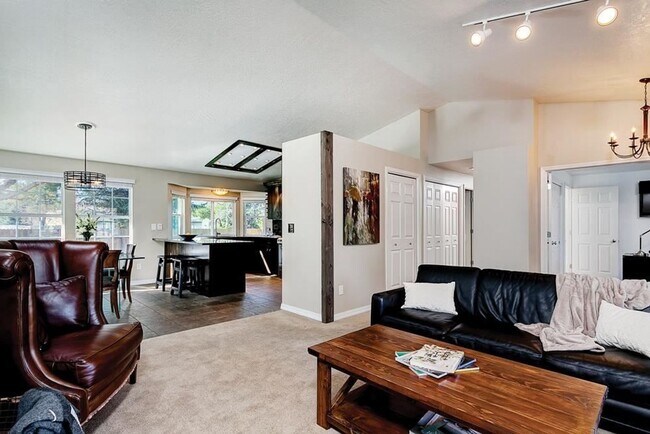 Building Photo - Wonderful Pet Friendly Home in SE Boise!