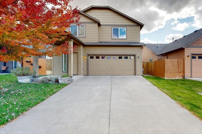 Building Photo - Beautifully maintained 3 bedroom 2.5 bath home