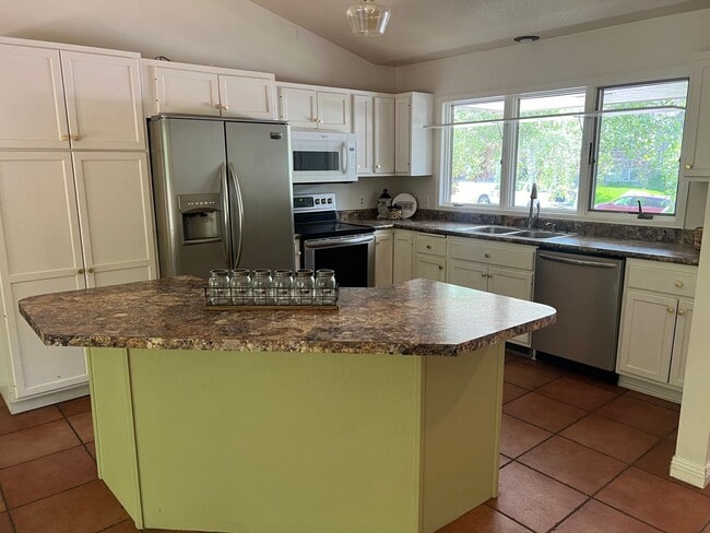 Building Photo - Secluded 4 bed 3 bath house