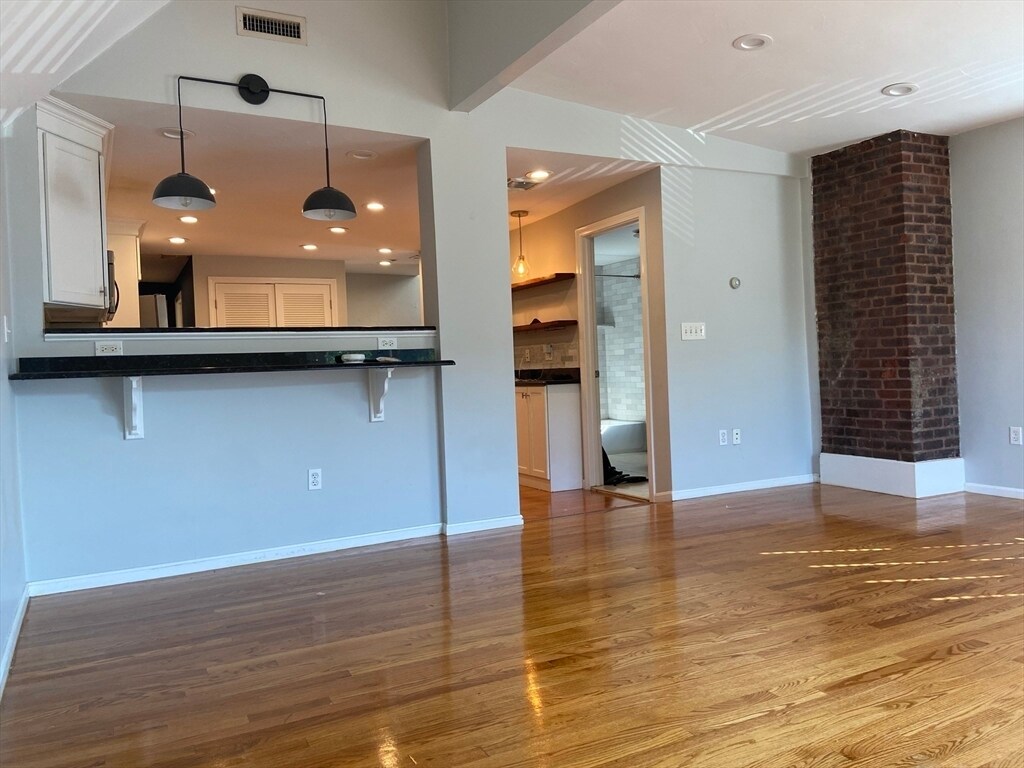 Foto principal - 240 Paris St