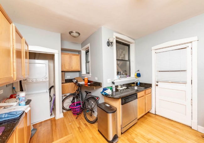 Building Photo - 1310 W Montrose Ave